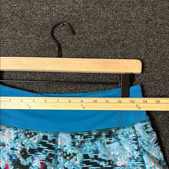 Lululemon Athletica Women's Blue Patterned Shorts, Size 4Tall - Picture 3 of 7